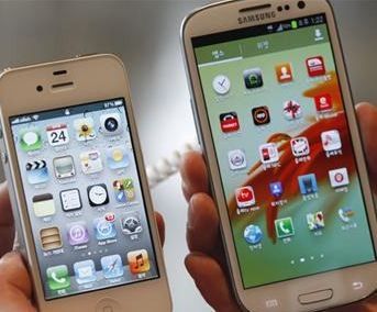 Side by Side Apple and Samsung Phones