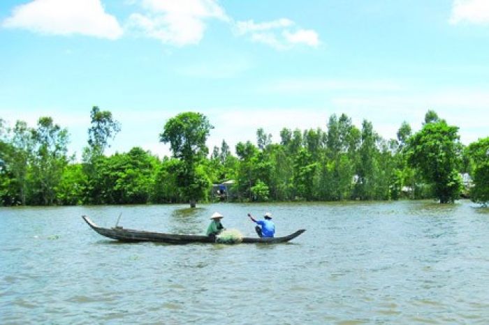 Locals fish in the Tien River off Cu lao Gieng (Gieng Island) i