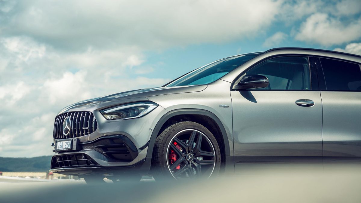 mercedes-amg-gla45-s-15_lead