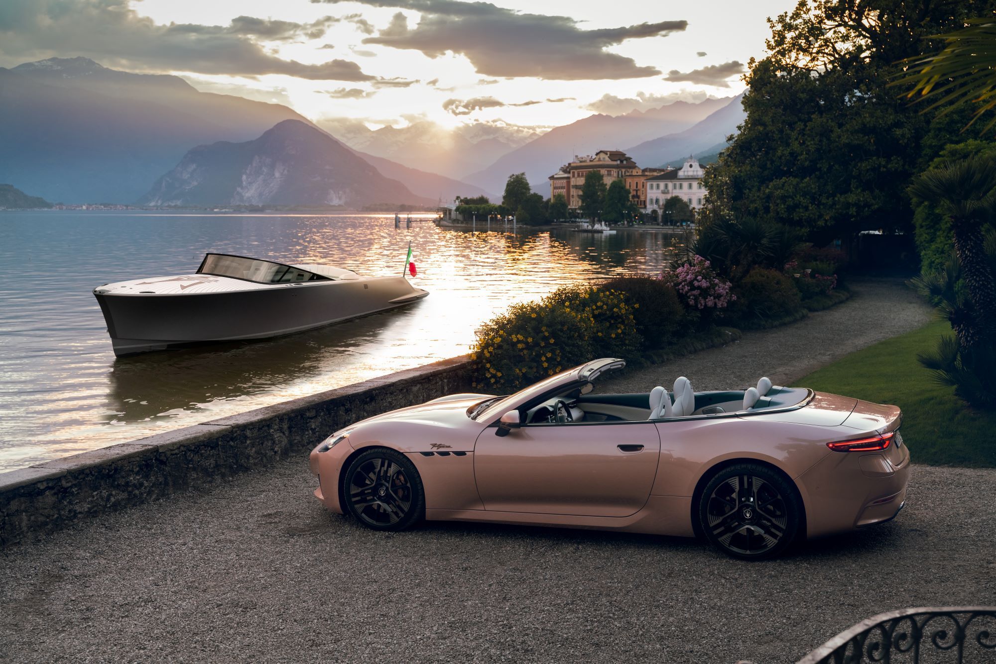 MaseratiGranCabrioFolgoreandTRIDENTEluxuryall-electricpowerboatonLakeMaggiore_2