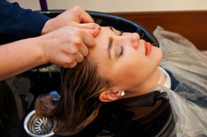 woman_hairstylist_shutterstock_1187257042