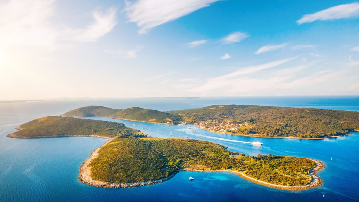 croatian-island-guide-c-shutterstock-1920x1080-c-default