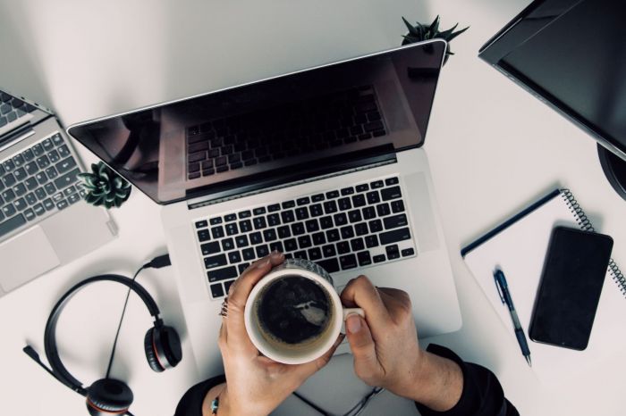 desk_shutterstock_2326442535-1