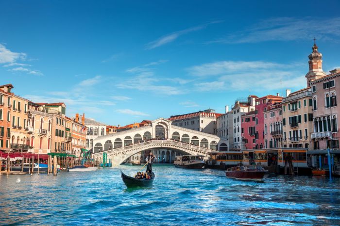 venice_shutterstock_2427038149-1