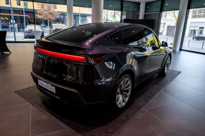 tesla_shutterstock_2580651429-1
