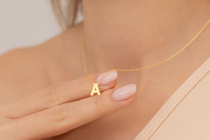 necklace_shutterstock_2258293189