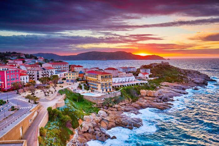 corsica_shutterstock_1407331403-1