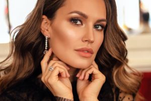 Model showcasing elegant makeup and jewelry, reflecting high-fidelity beauty trends for 2026.