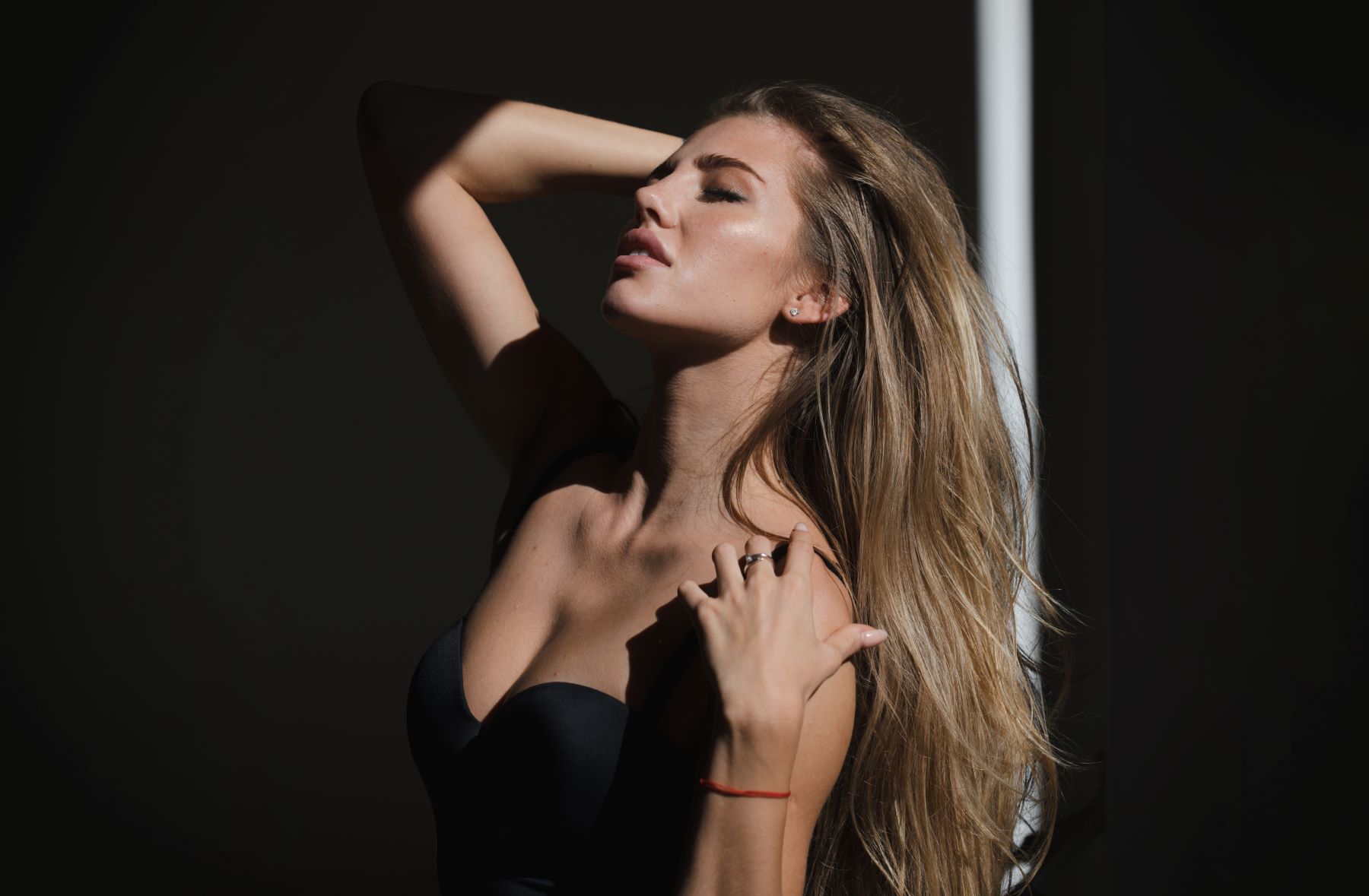 A woman poses gracefully, showcasing jewelry that enhances the romantic atmosphere for Valentine’s Day.