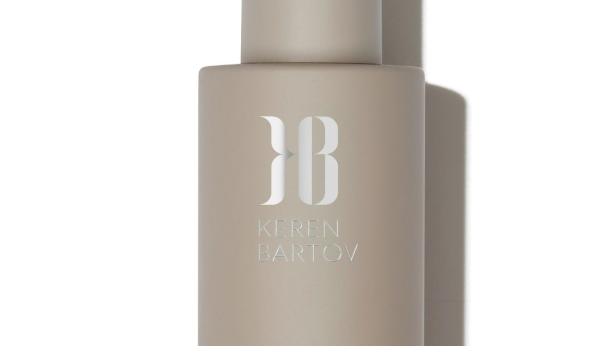 Hydration glow spray by Keren Bartov in a sleek bottle, designed to elevate your summer beauty routine.