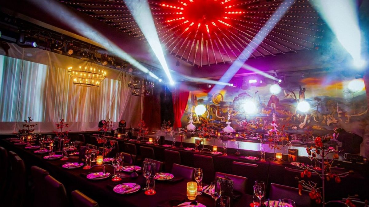 Luxuriously decorated dining area with ambient lighting and theatrical elements, ready for an immersive dining experience.