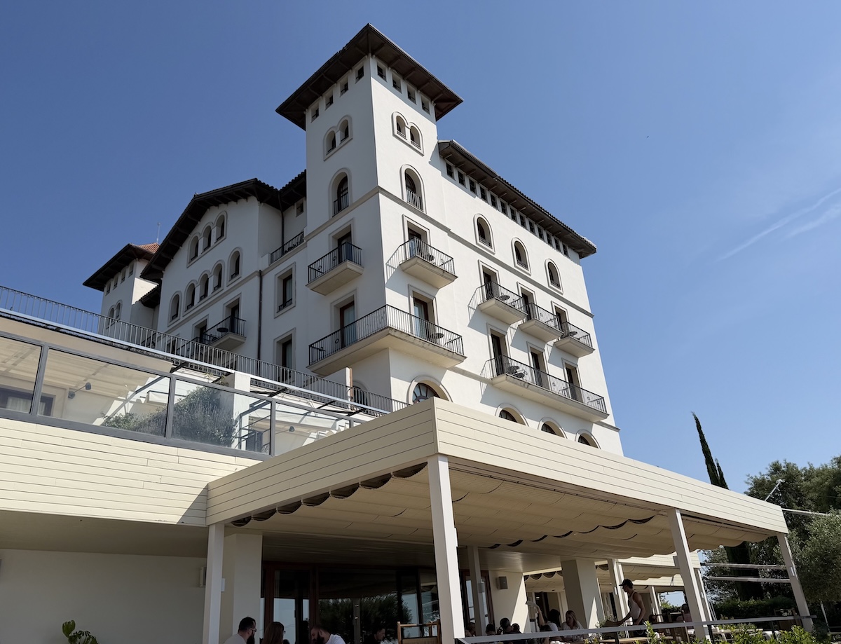 Hotel METT Barcelona featuring a white exterior, balconies, and a modern design under a clear blue sky.