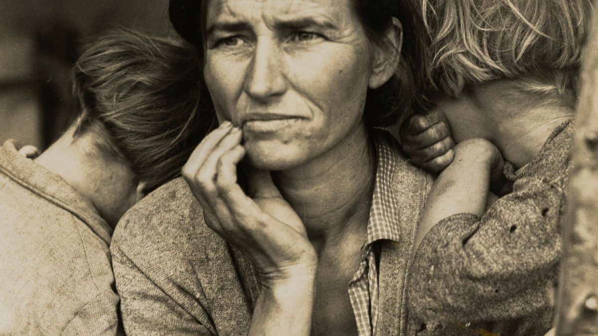 Migrant mother with two children, reflecting hardship during the Great Depression in California, captured by Dorothea Lange in 1936.
