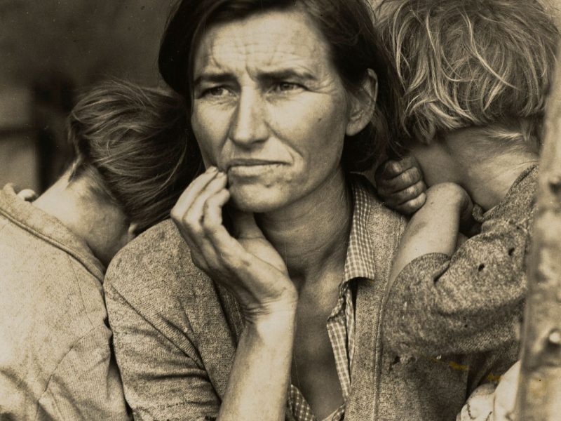 Migrant mother with two children, reflecting hardship during the Great Depression in California, captured by Dorothea Lange in 1936.