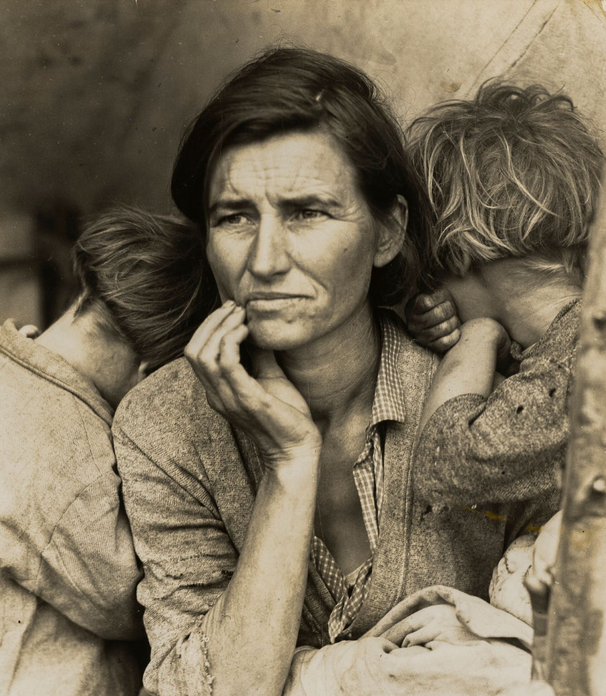 Migrant mother with two children, reflecting hardship during the Great Depression in California, captured by Dorothea Lange in 1936.