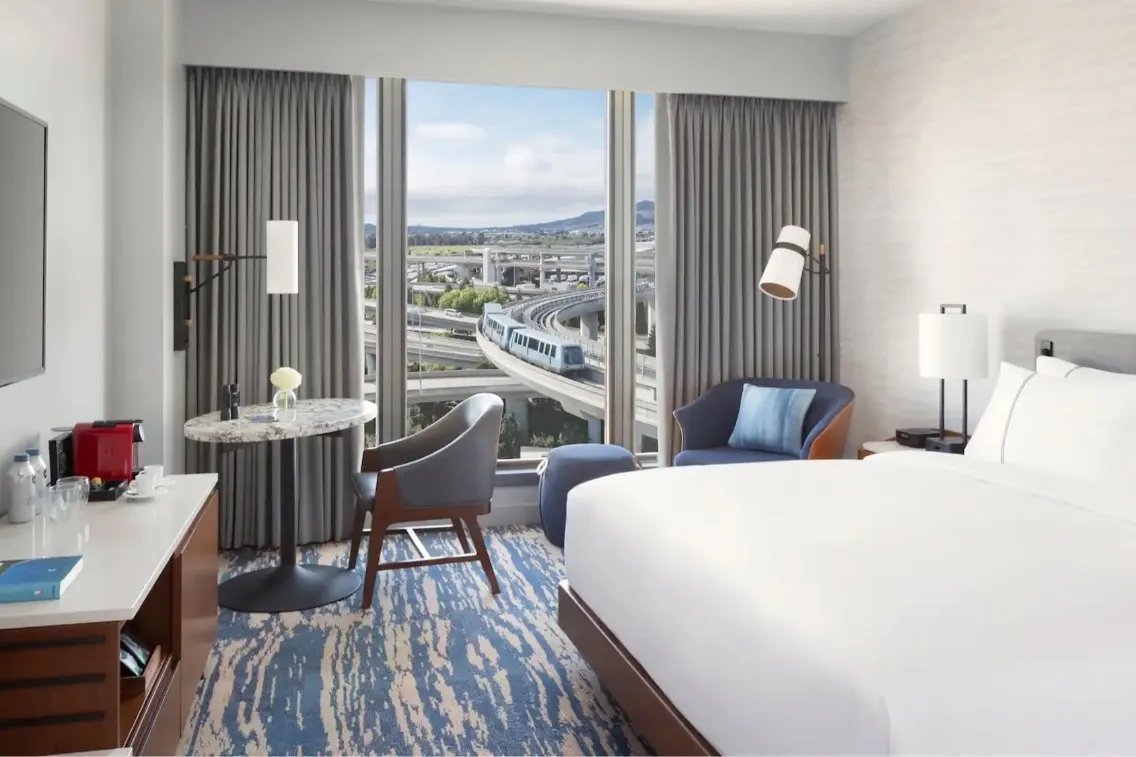 Accessible king guestroom at the Grand Hyatt San Francisco Airport, featuring large windows and modern furnishings.