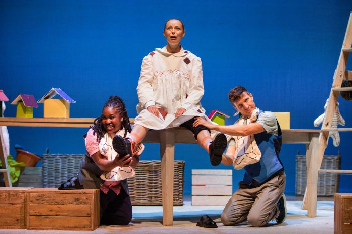 एक दंगों से उत्साहित उत्पादन, मस्ती के साथ बुदबुदाती