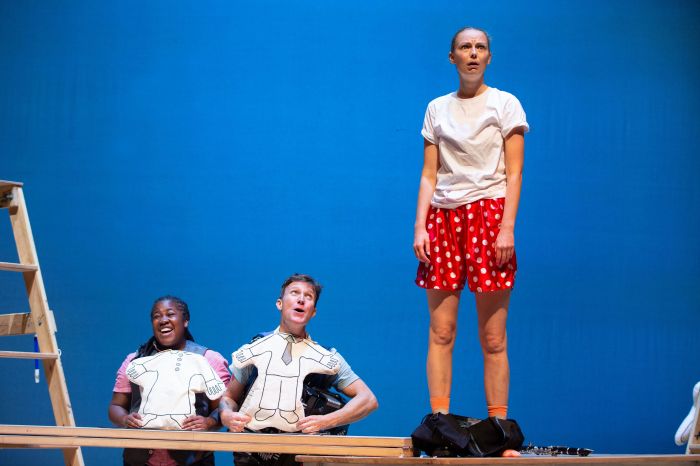 एक दंगों से उत्साहित उत्पादन, मस्ती के साथ बुदबुदाती