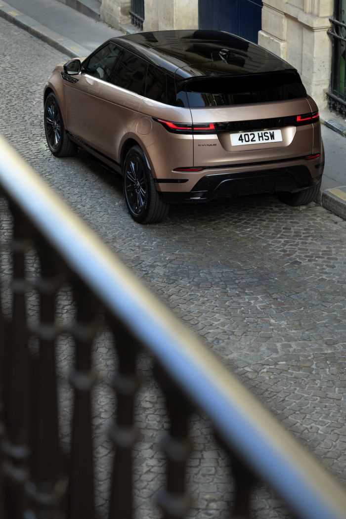 In pics: 2024 Range Rover Evoque revealed with a curved screen. Here's the  first look!