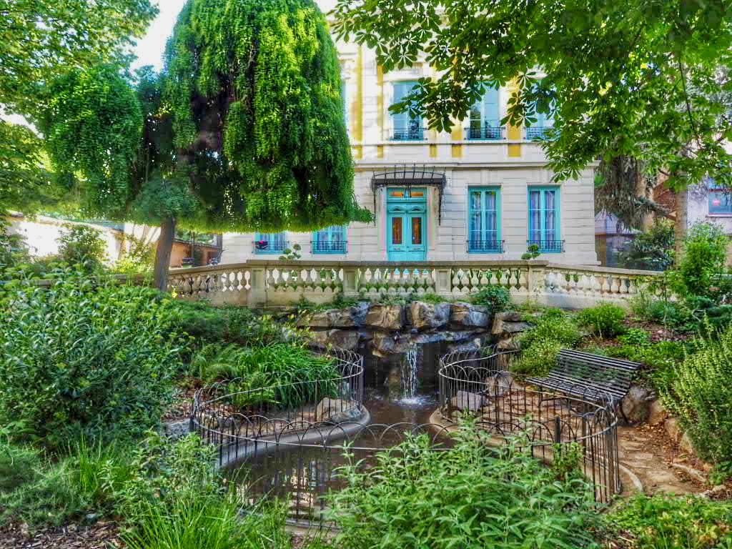 Lyon Villa And Garden Combine City Location With Relaxing Ambience