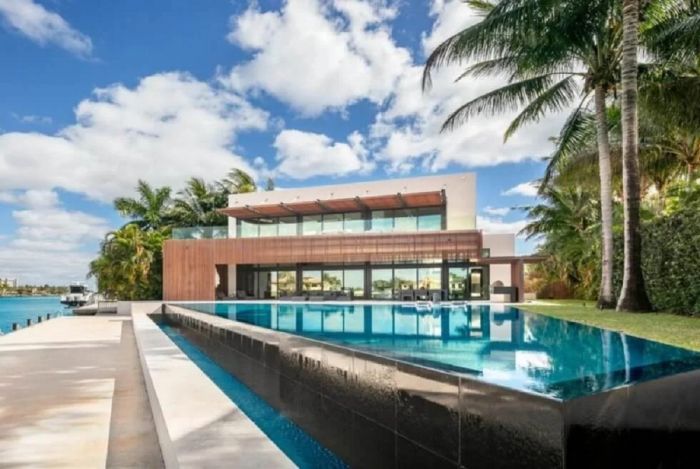 This Manse In Floridaâs 28 Minnetonka RD Has A 70 FT. Saltwater Infinity Edge Pool