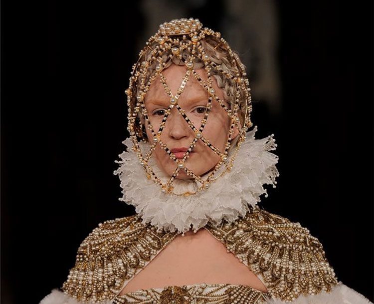 Sarah Burton Channels Elizabethan Fashion for Alexander McQueen Fall ...