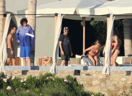 Aniston, Theroux and friends in Cabo San Lucas
