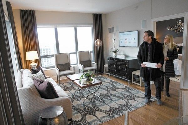Renters browsing properties in Chicago