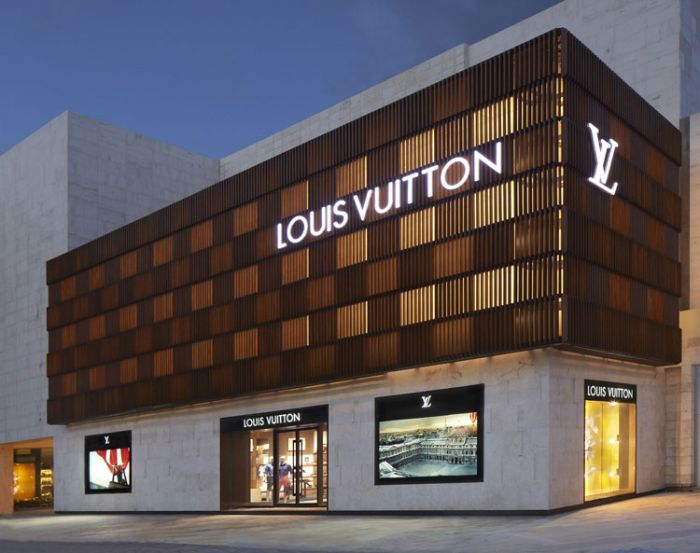 Miranda Kerr Checks Out Louis Vuitton In Cancun